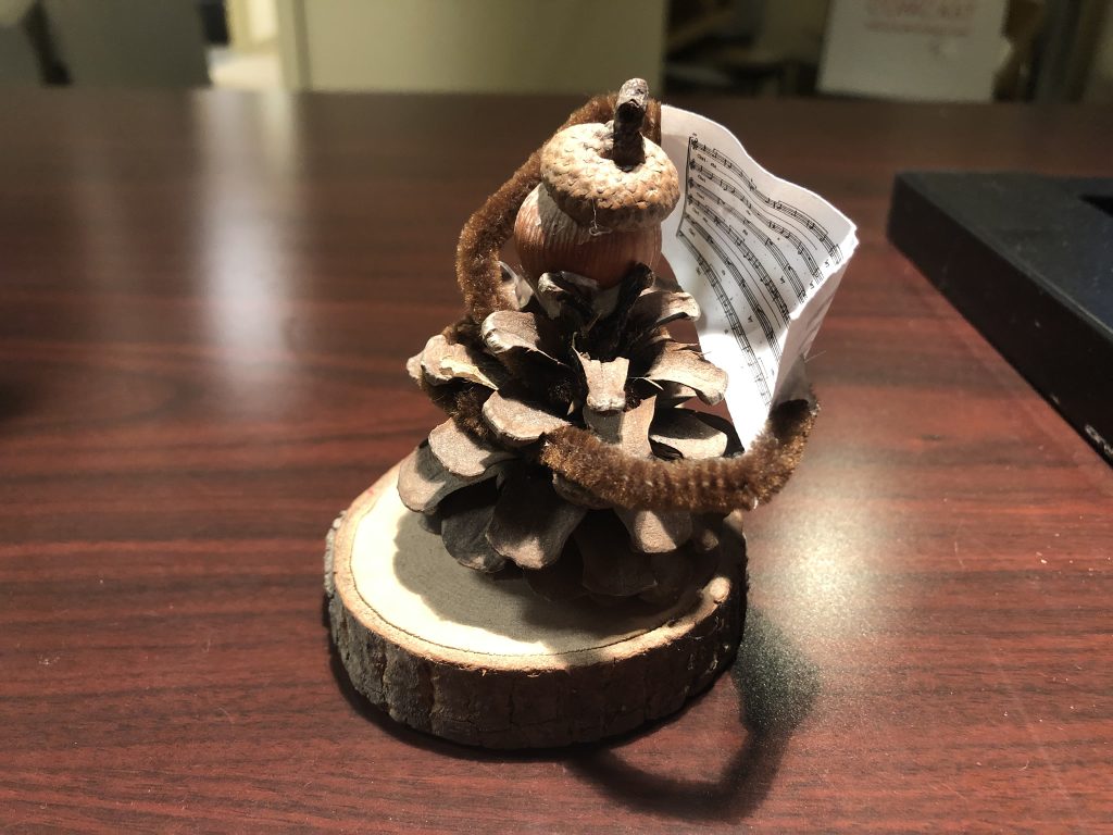 macaroni-picture-frame-pine-cone-men